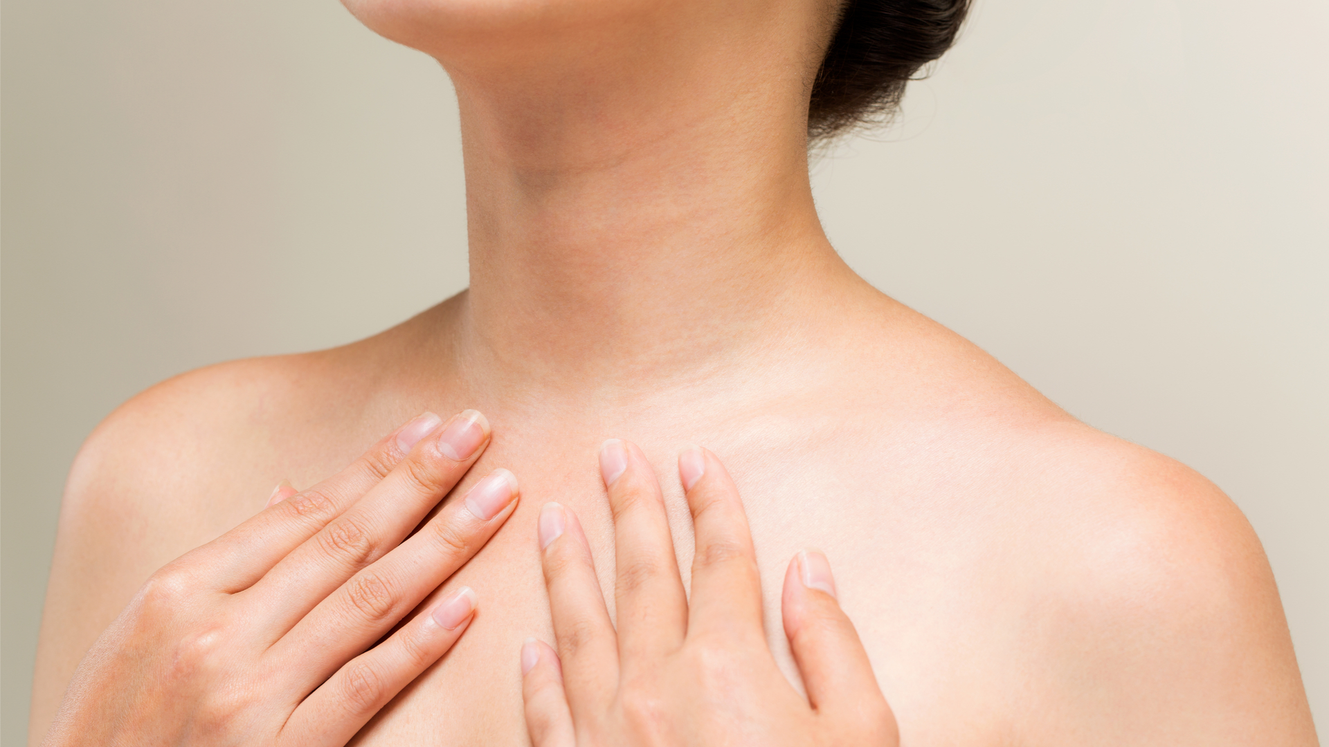 HALS EN DÉCOLLETÉ: DAGELIJKSE OEFENINGEN OM ZE IN VORM TE HOUDEN.